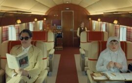 Старый добрый Уэс Андерсон: критики сдержанно приняли фильм «Финикийская схема»