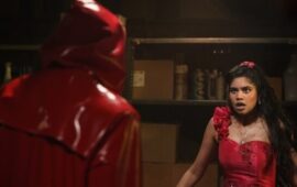 Убийца с топором охотится на школьников в трейлере хоррора «Улица страха: Королева выпускного»