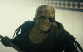 Обезображенный Питер Динклэйдж сносит головы шваброй в трейлере нового «Токсичного мстителя»