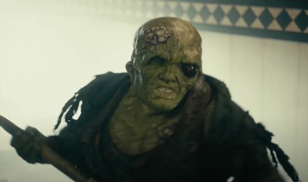 Обезображенный Питер Динклэйдж сносит головы шваброй в трейлере нового &laquo;Токсичного мстителя&raquo;