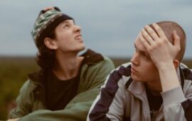 Трип в настоящие 90-е: вышел трейлер сериала Романа Михайлова «Путешествие на солнце и обратно»