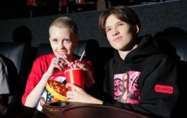 Можно взять собаку: «Каро» запускает летний проект «Кинокрыша»