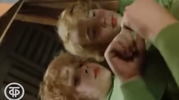 Киноляпы сериала &laquo;Приключения Электроника&raquo;: статуя с эмоциями, РЭССИ двух разных пород