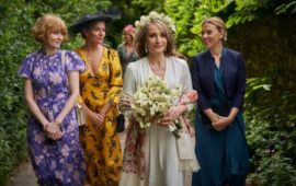 Скарлетт Йоханссон и ее сестры отправляются на свадьбу матери в трейлере фильма «Она сказала “Да!”»