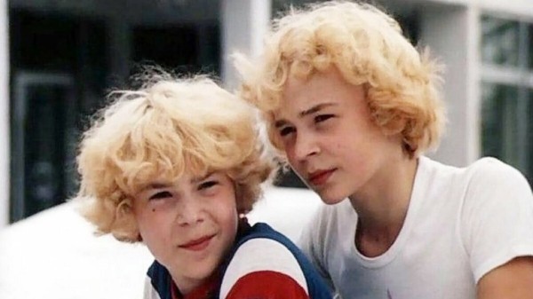 Киноляпы сериала &laquo;Приключения Электроника&raquo;: статуя с эмоциями, РЭССИ двух разных пород