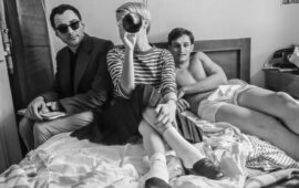 Пистолет, и девушка, и все-все-все: «Новая волна» Ричарда Линклейтера добралась из Канн до России