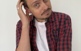 Почему мы привыкли к фоновому просмотру кино и как новая культура потребления стимулирует у нас СДВГ? Отвечает автор канала «Макс и сериалы» Макс Чкония