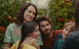 Семья Эндрю Гарфилда переживает чудеса в трейлере фэнтези «Вверх по волшебному дереву»